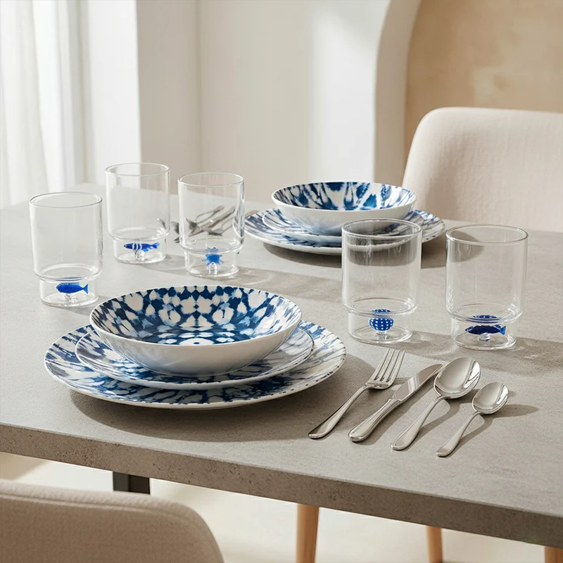 Set Servizio Piatti in Porcellana + Servizio Posate in Acciaio (Finitura Lucida) + Set Bicchieri (Decori Assortiti)